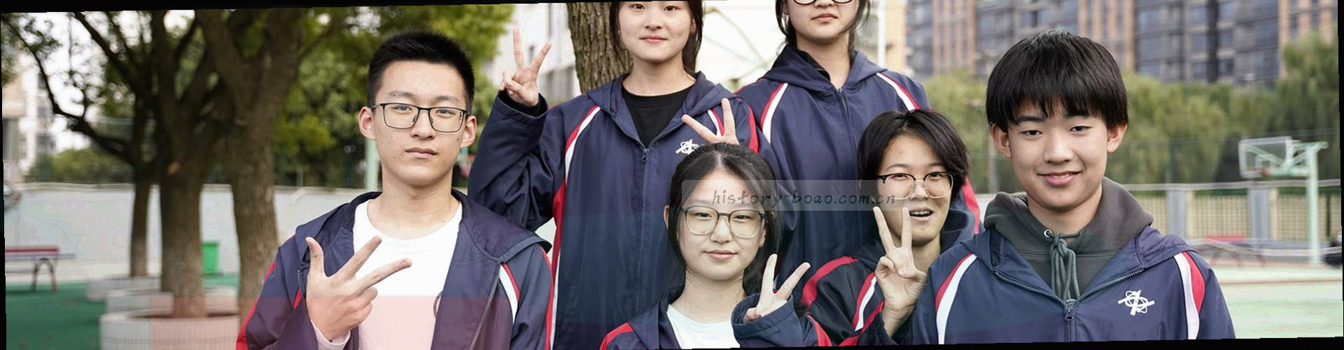 球迷仰望大屏幕的侧面剪影，屏幕显示比赛数据